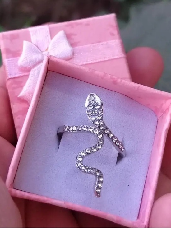 Jewelry - Size 8 Silver Snake Crystal Ring